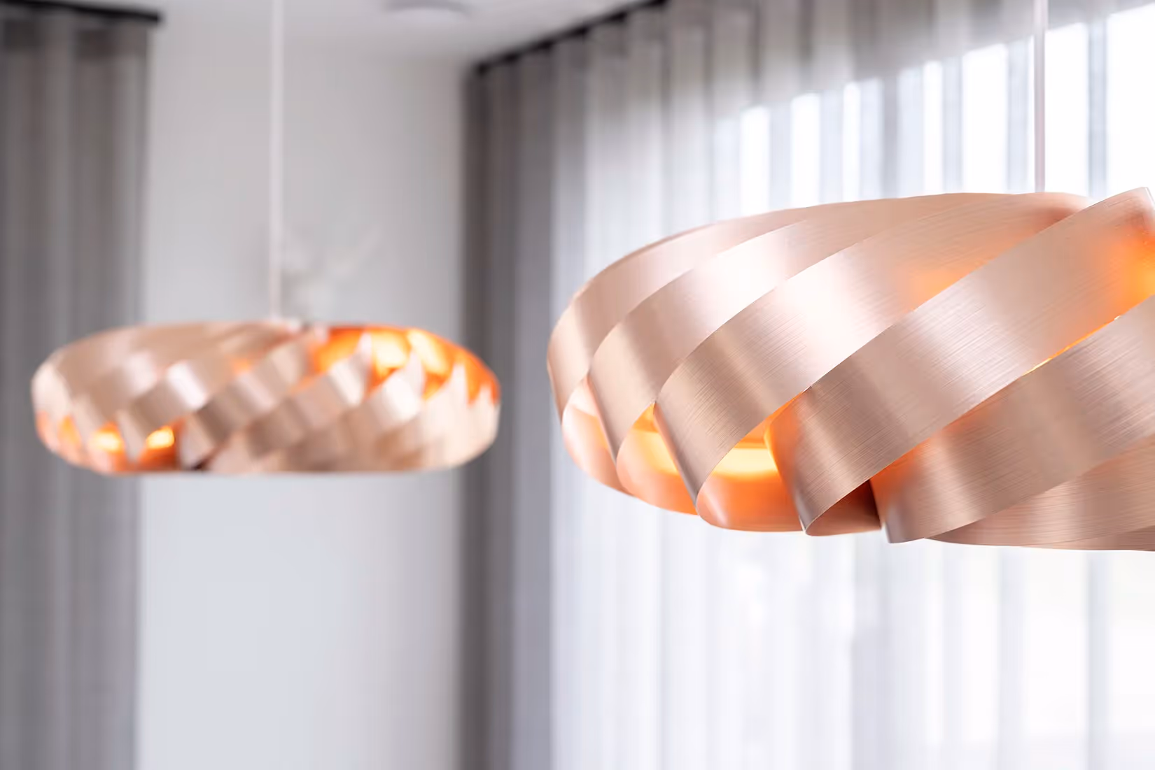 Iconische hanglamp boven eettafel - close up.