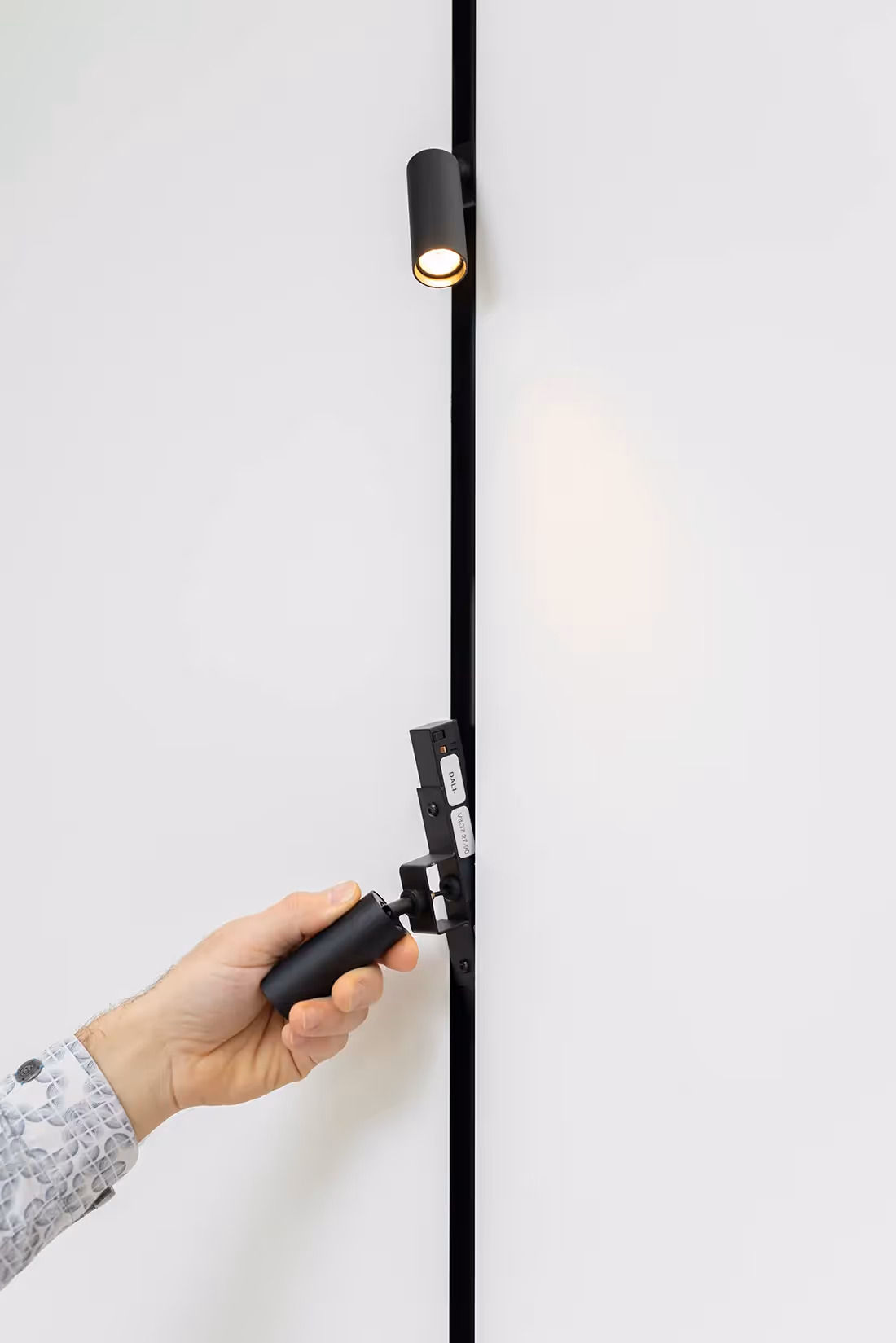 Minimalistisch inbouwprofiel met richtspot.