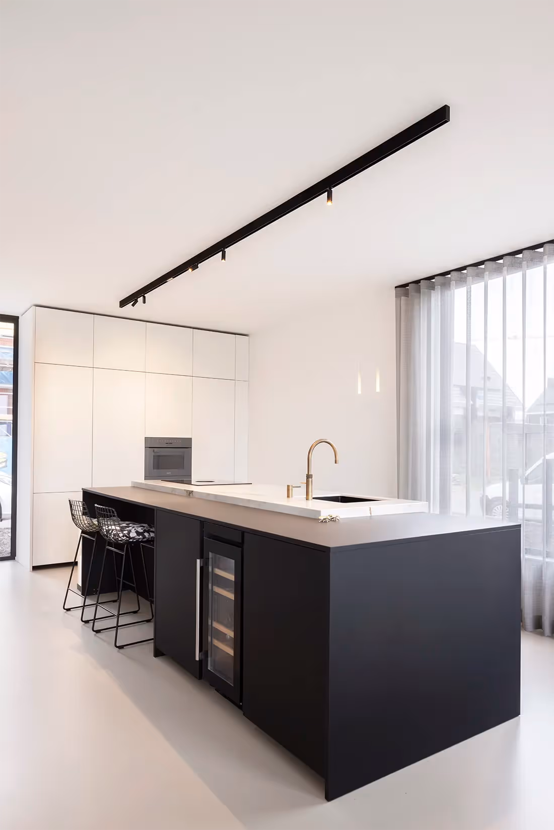 Robuust plafondprofiel met richtspots.