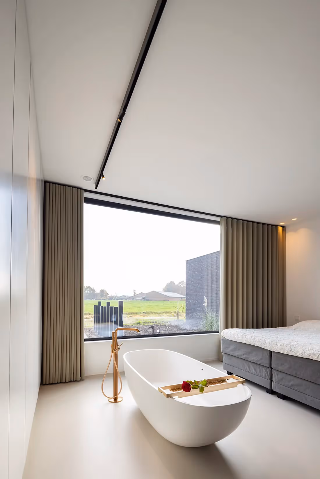 Plafondprofiel (rail) met richtspots.