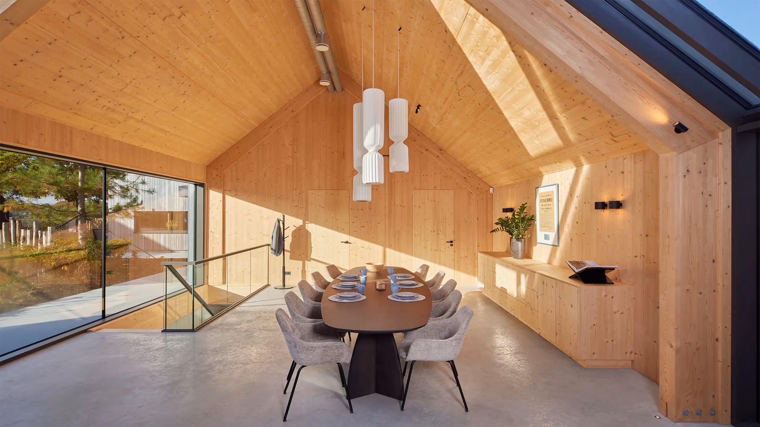 Verlichting aansluitend bij de natuurlijke sfeer van de architectuur.