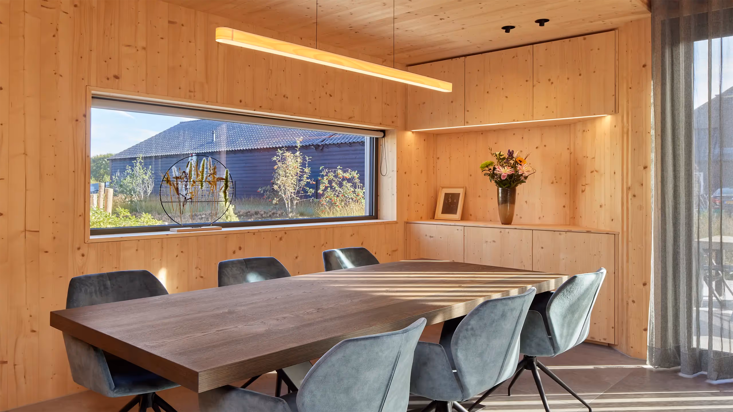 Hanglamp I-Line met elegante belijning in houtfineer.