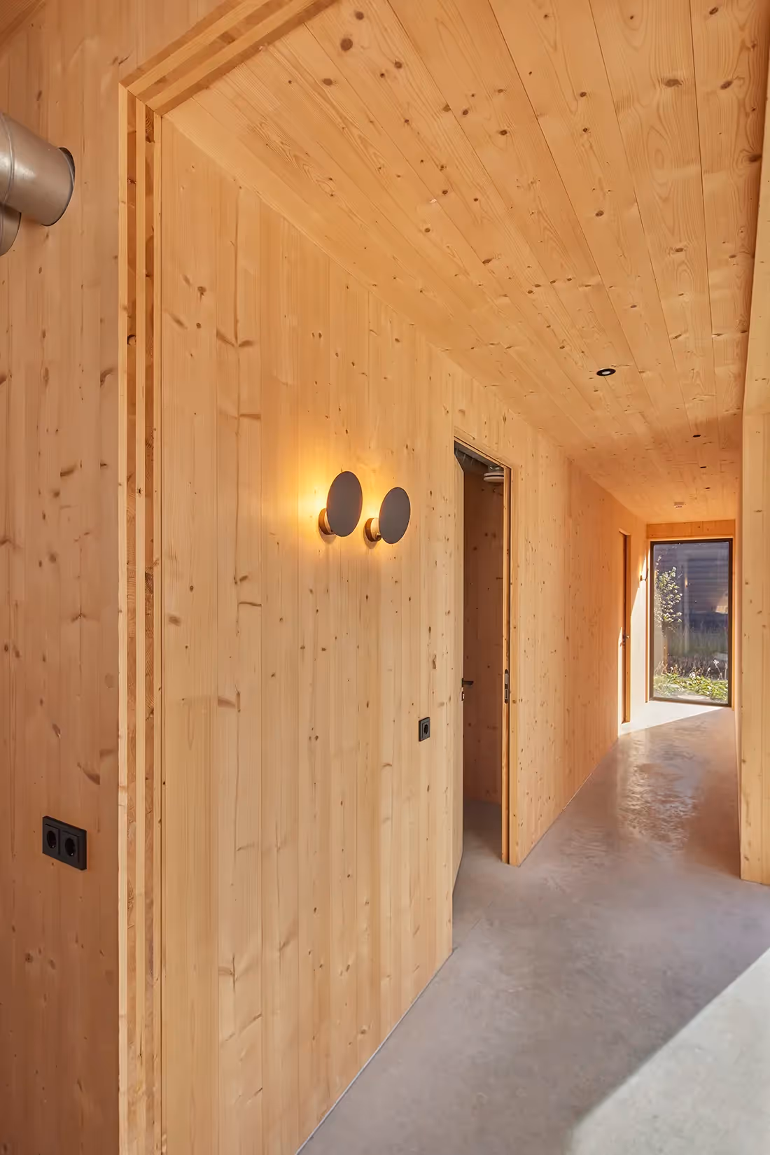 Indirecte sfeerverlichting aan de wand.