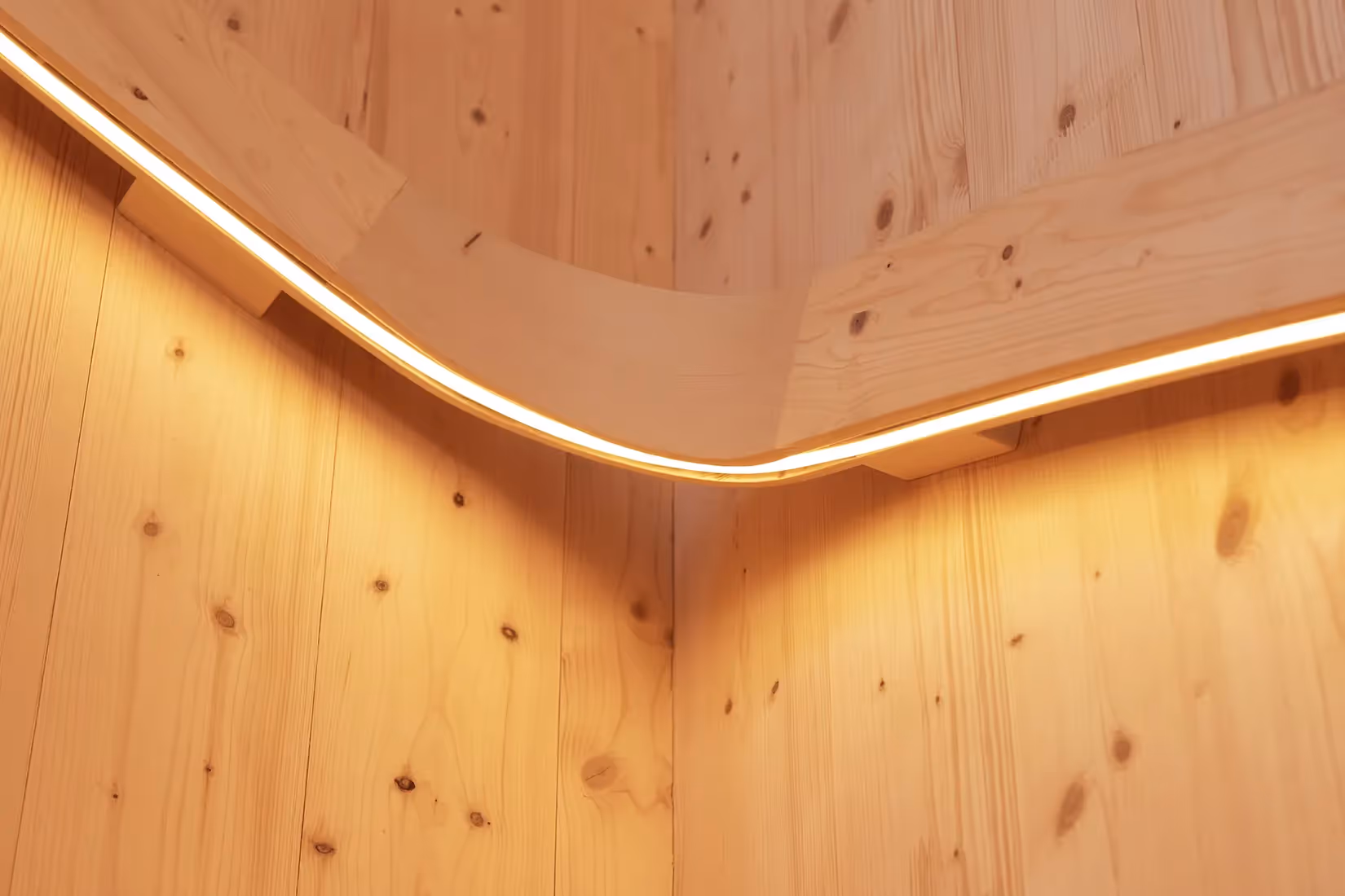 Oriëntatieverlichting geïntegreerde in trapleuning. - close up