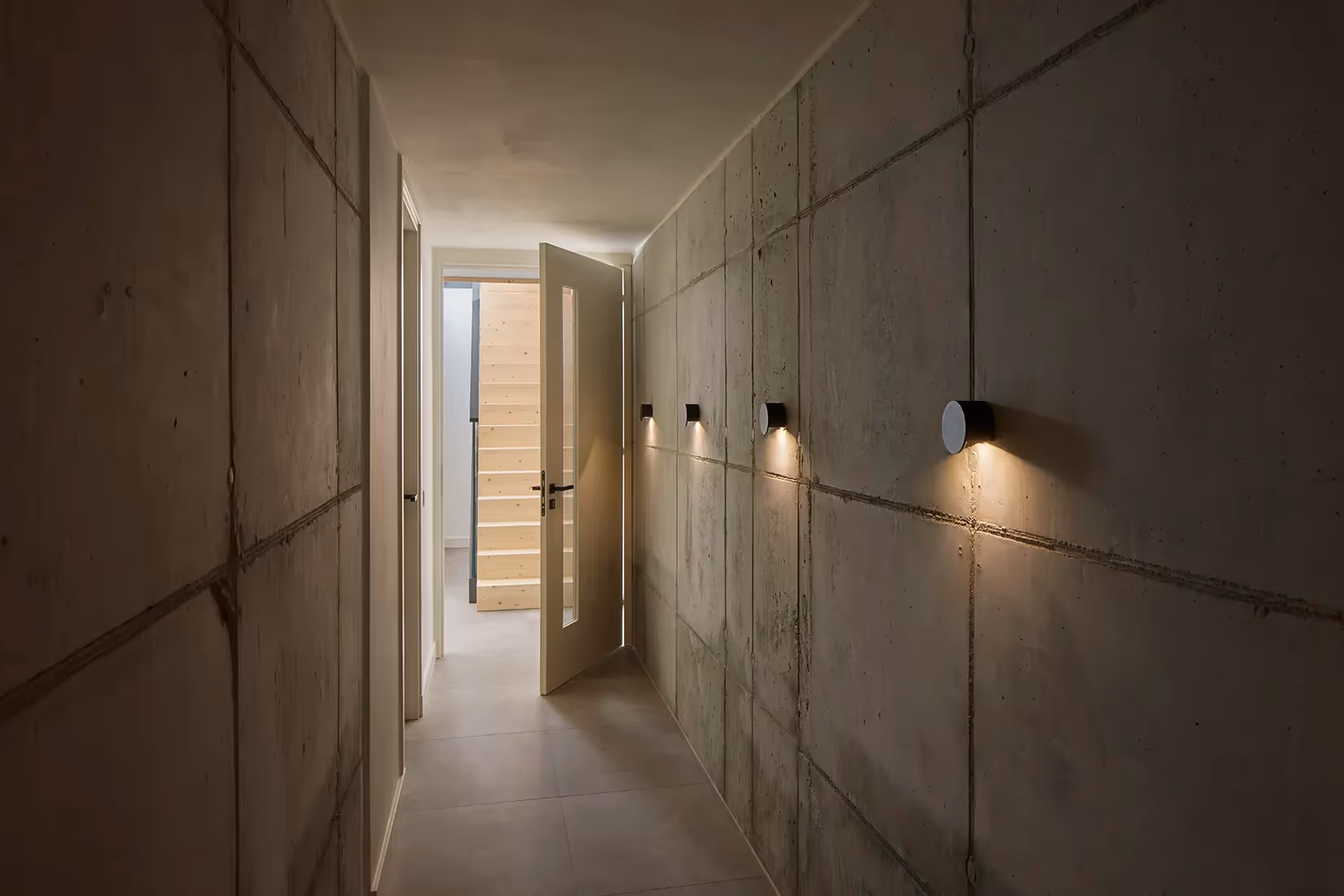 Functionele sfeerarmaturen in keldergang.