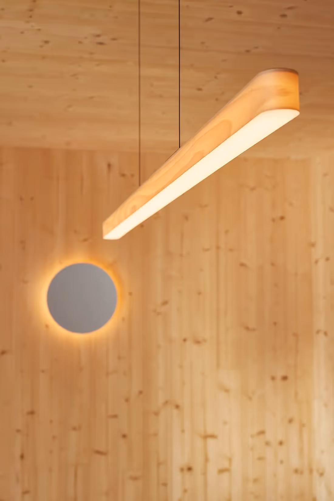 Elegant en strakke hanglamp boven eettafel.