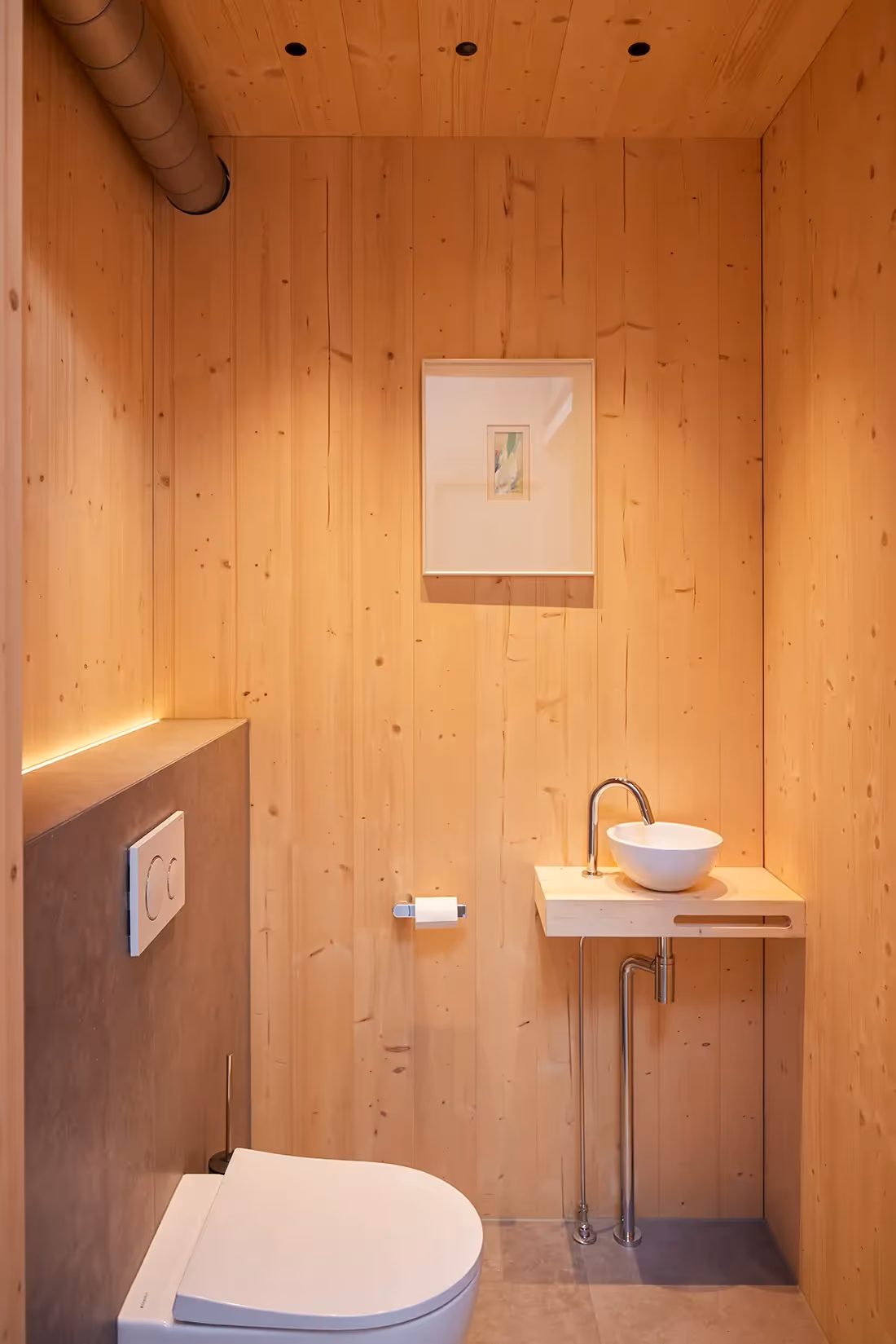 Plafondspots in toiletruimte.