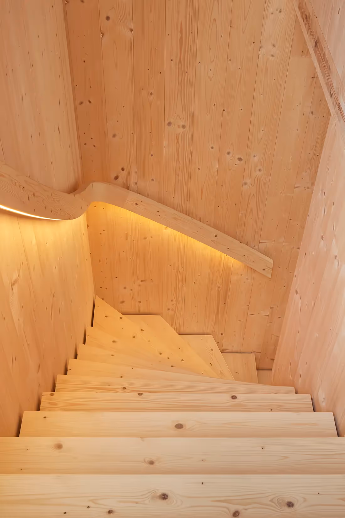 Lichtlijn geïntegreerd in trapleuning.