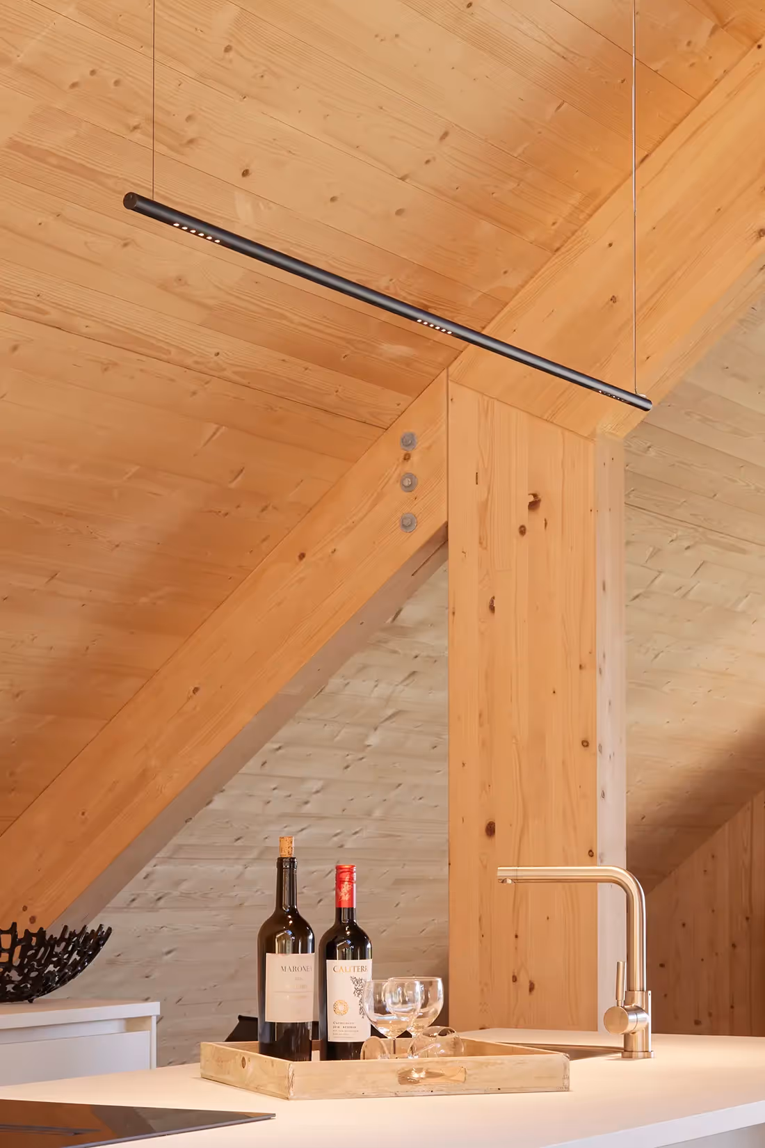 Minimalistisch hangarnatuur boven kookeiland.