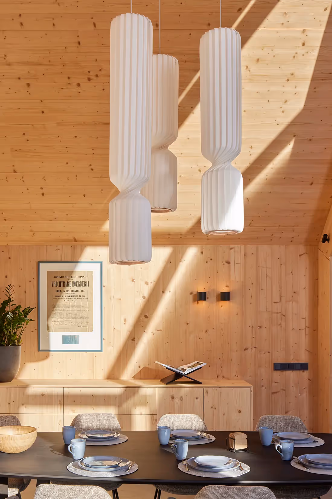 Geclusterde hanglamp als sfeerverlichting en blikvanger.