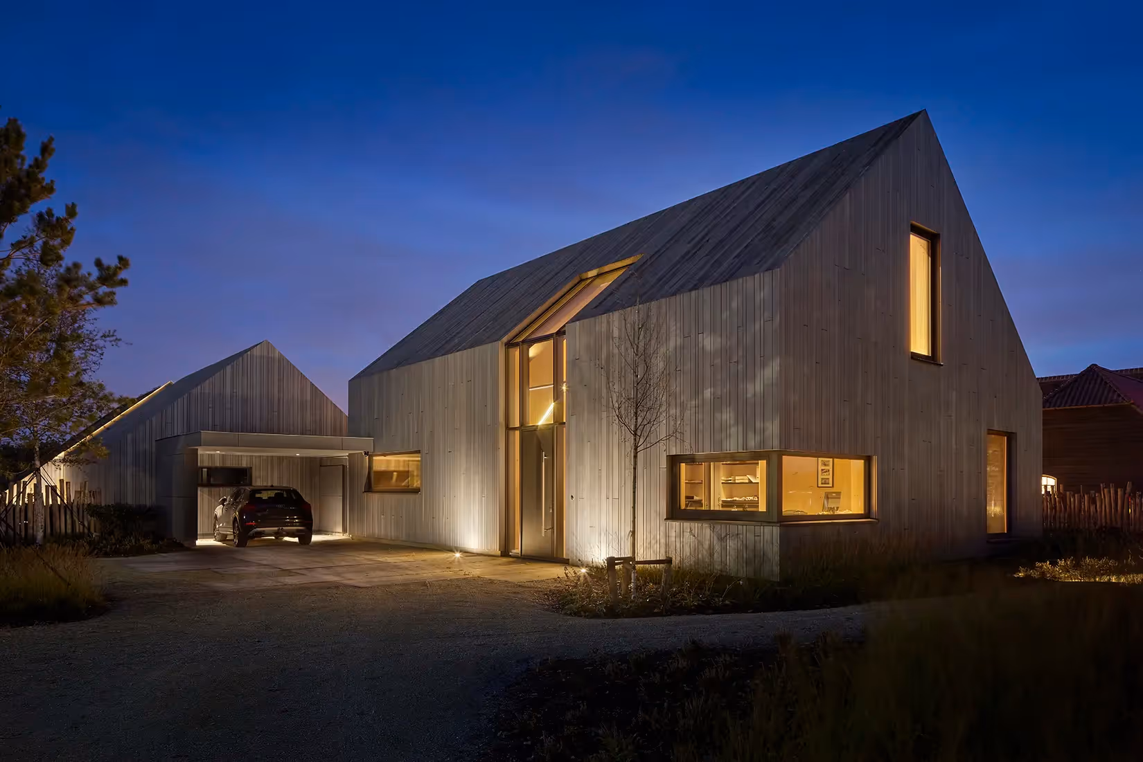 Onzichtbare buitenverlichting met diffuus licht voor houten buitenmuur.