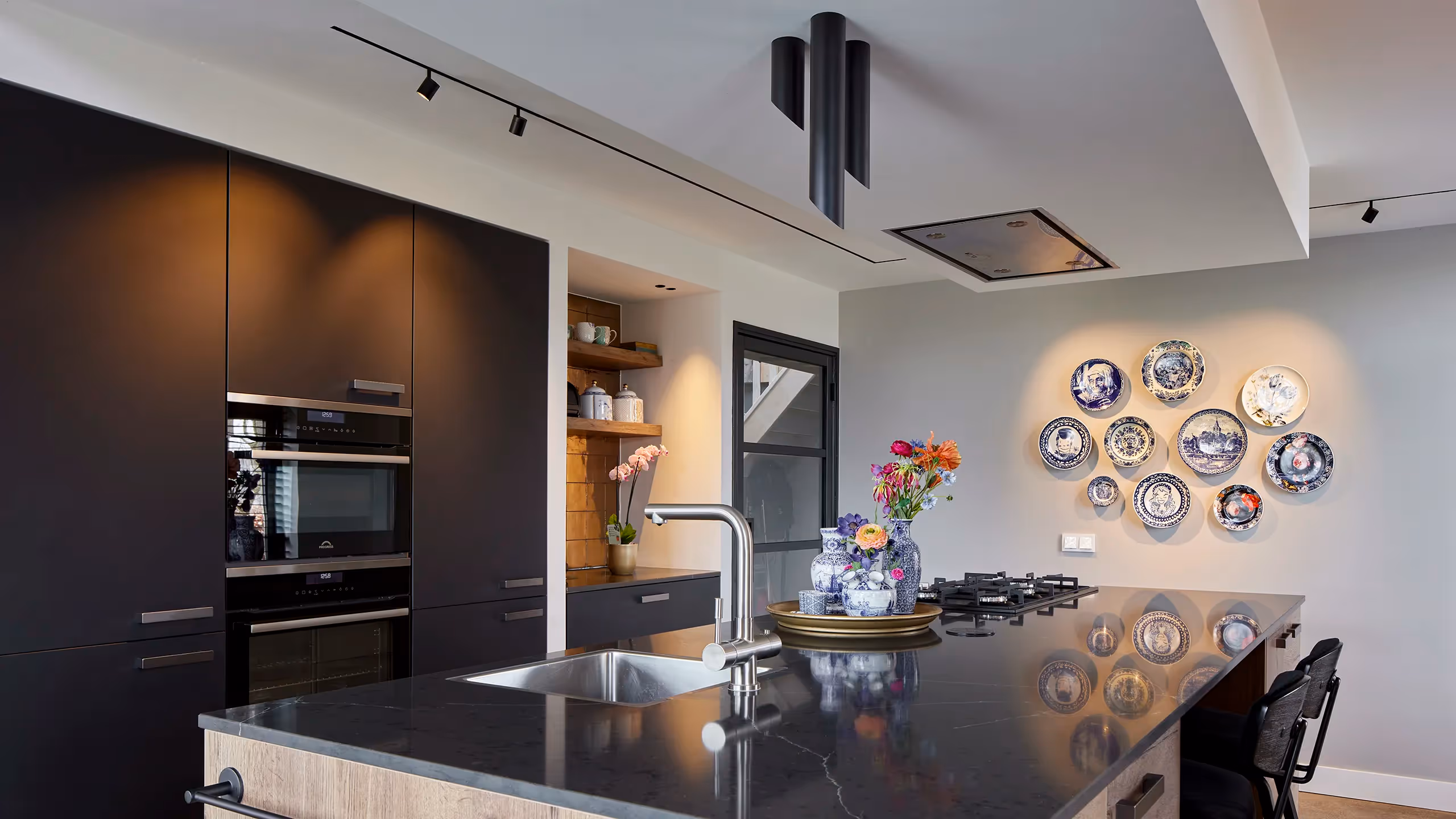 Keuken met Trimless Railsysteem inclusief richtspots.