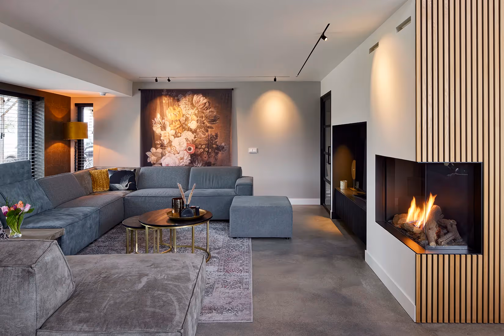 Randloos inbouwprofiel met verplaatsbare richtspots in een woonkamer.