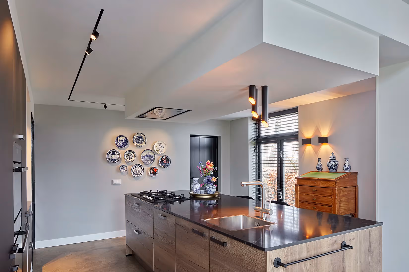 Keukenverlichting waaronder wandarmaturen, een verzonken railprofiel en een drietal plafondarmaturen.