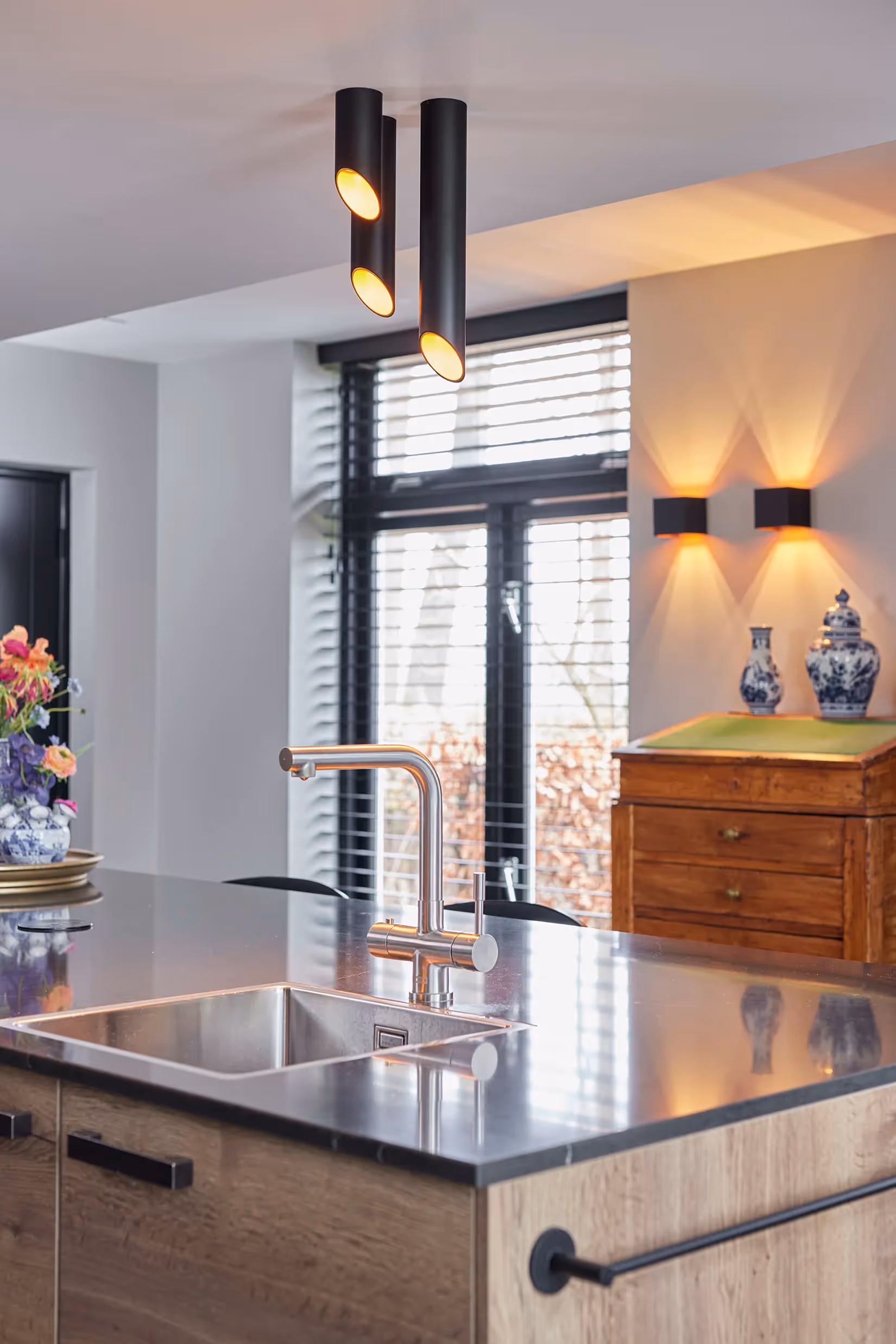 Trio van plafondarmaturen.