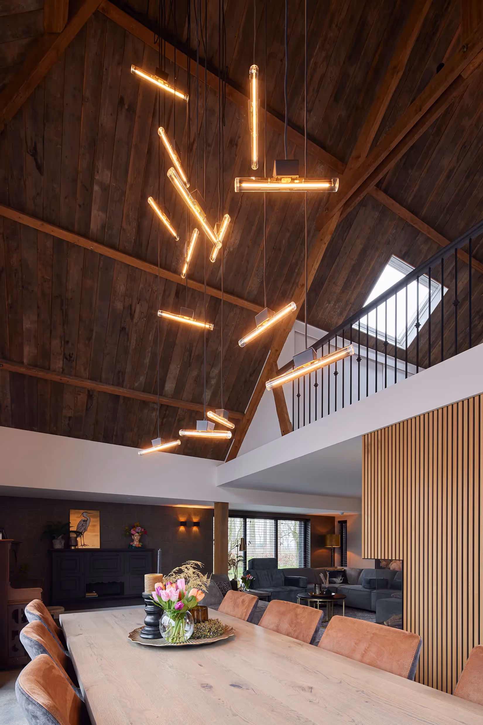 Nostalgische hanglamp in een groep op verschillende niveaus boven een eetafel.