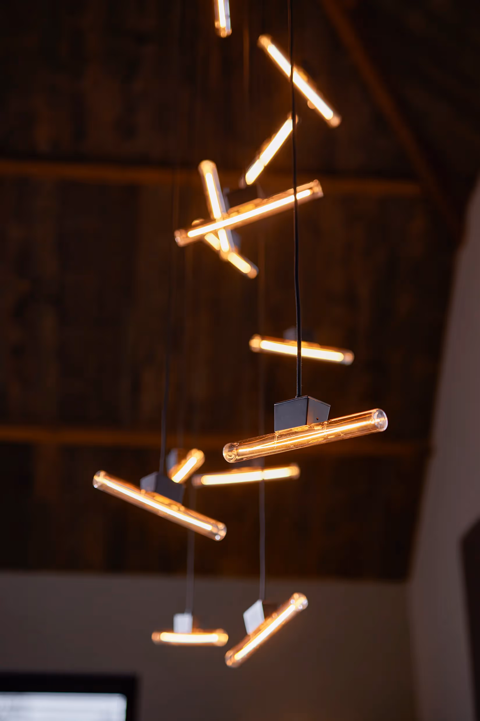 Geclusterde hanglampen op verschillende niveaus.