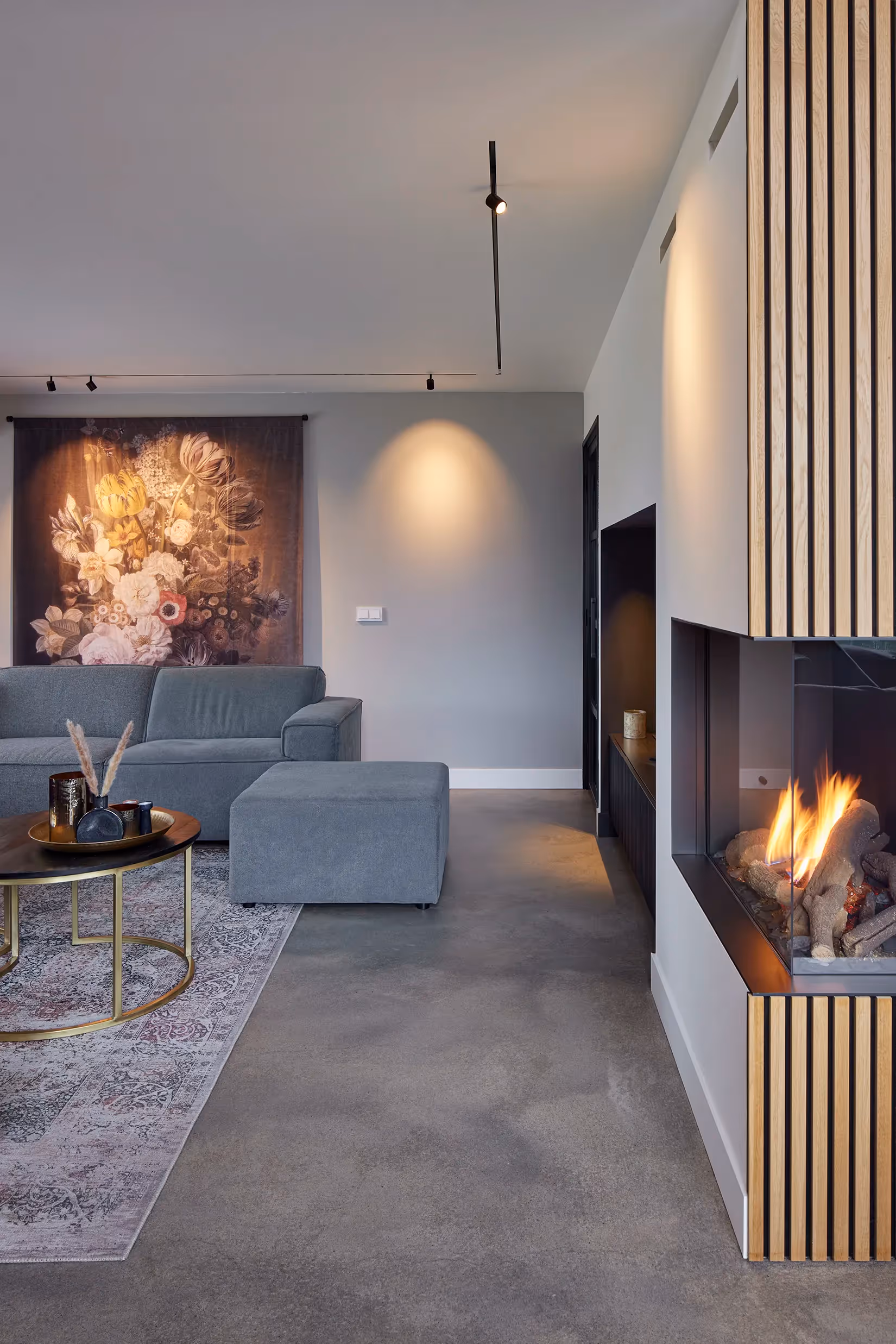 Randloos ingebouwd modulair profiel met richtspots in een woonkamer.