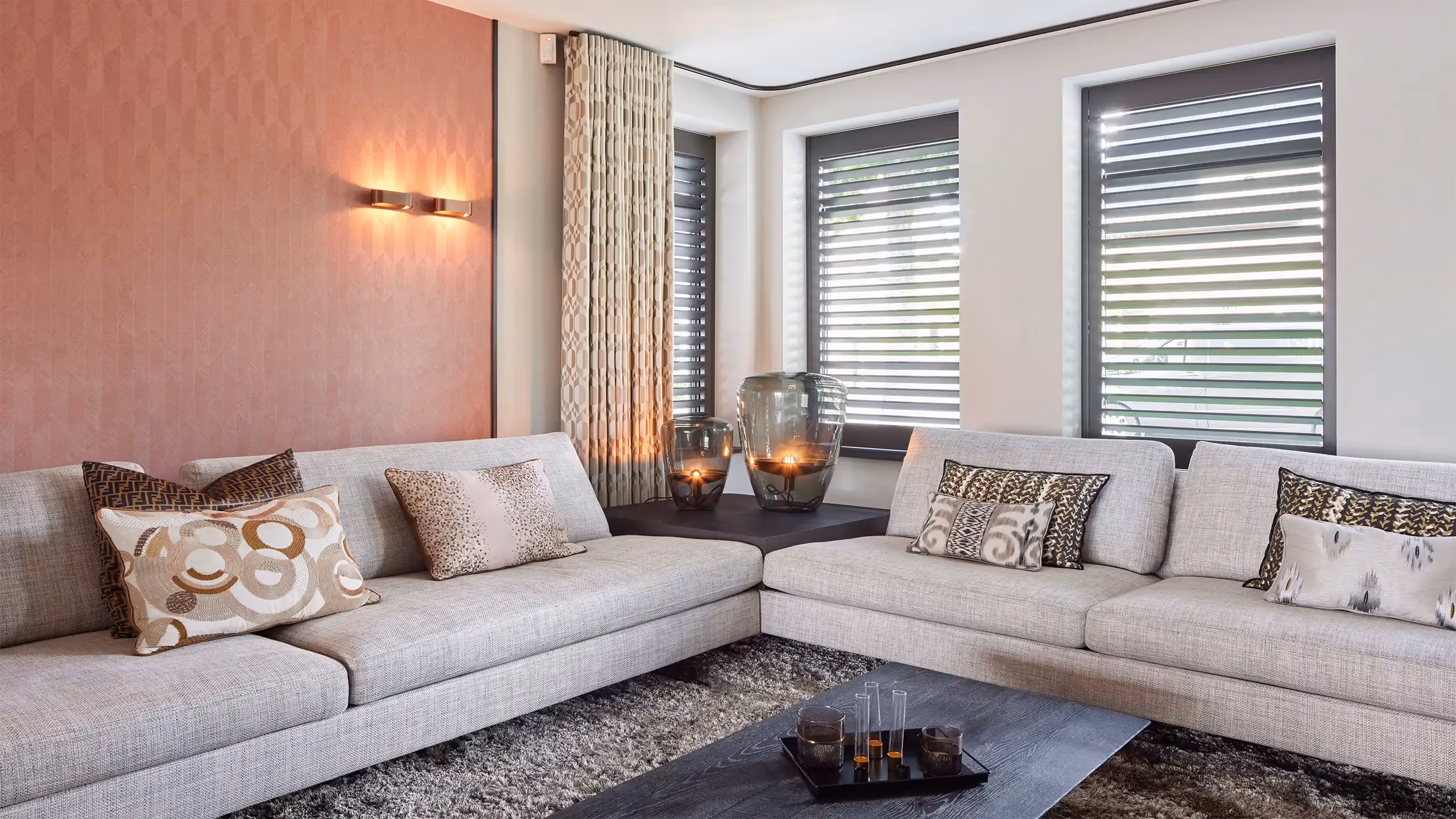 Sfeervolle woonkamer met elegante wandverlichting en stoere tafellamp.