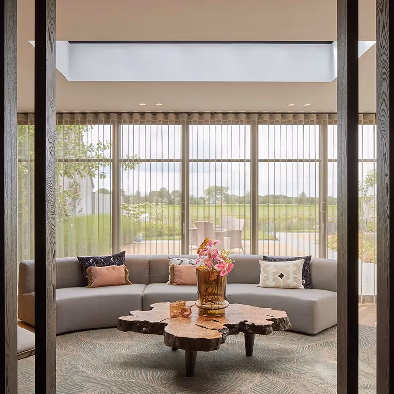 Zitkamer met subtiel vormgegeven randloze en overschilderbare plafondspots.