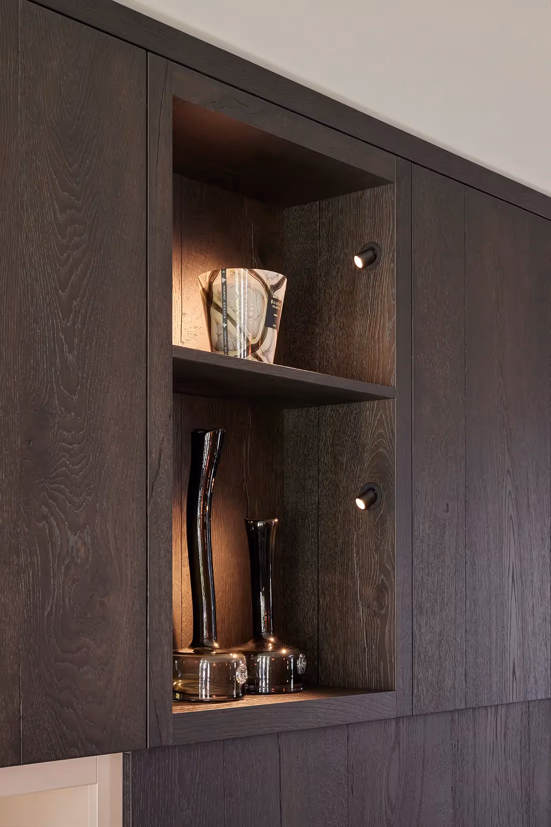 Nisverlichting in wandmeubel.