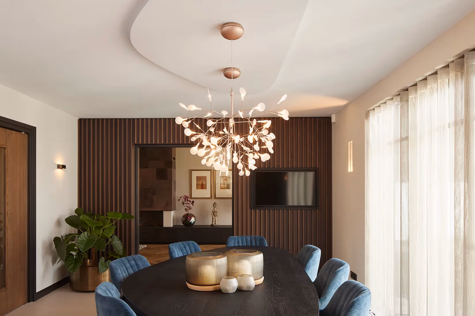 Eettafel met elegant opengewerkte hanglamp.