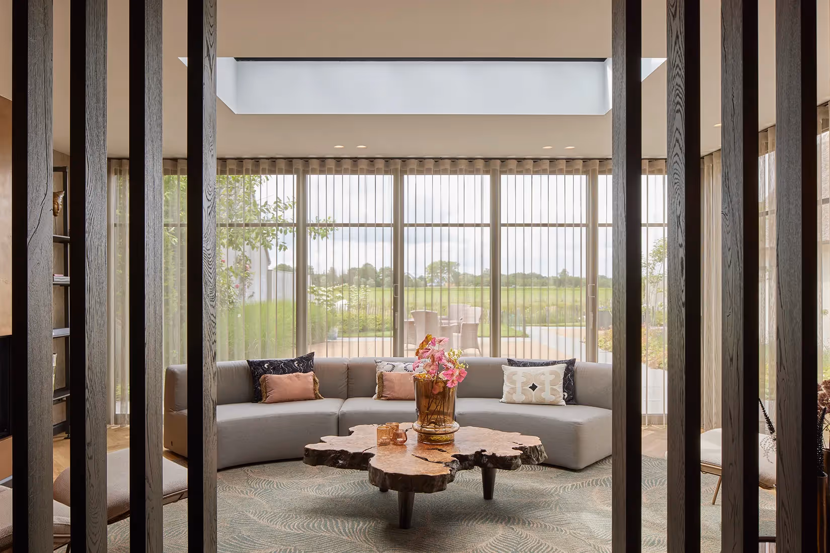 Zitkamer met in duo geplaatste randloze verzonken plafondspots.