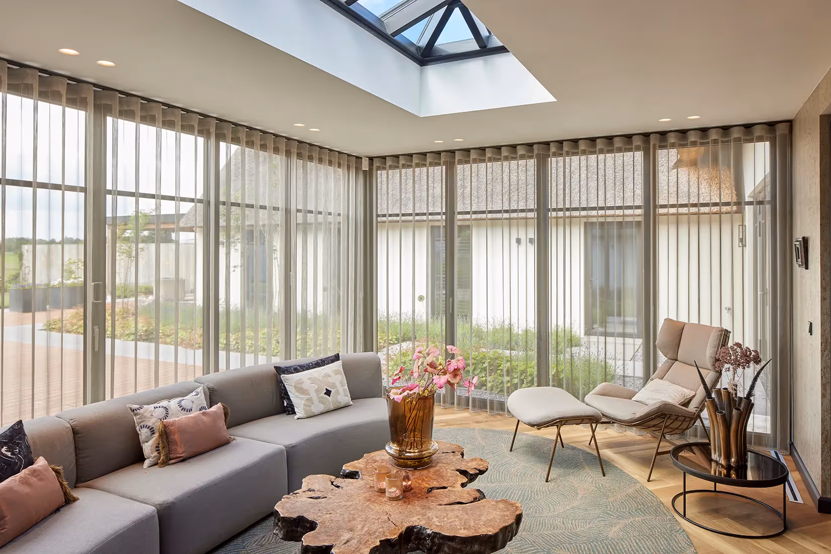 Zitkamer met subtiel vormgegeven randloze en overschilderbare plafondspots.