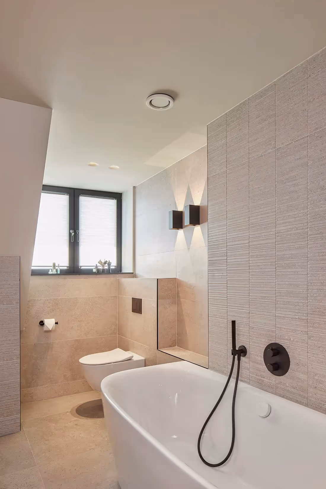 Robuust vormgegeven wandarmaturen als basisverlichting