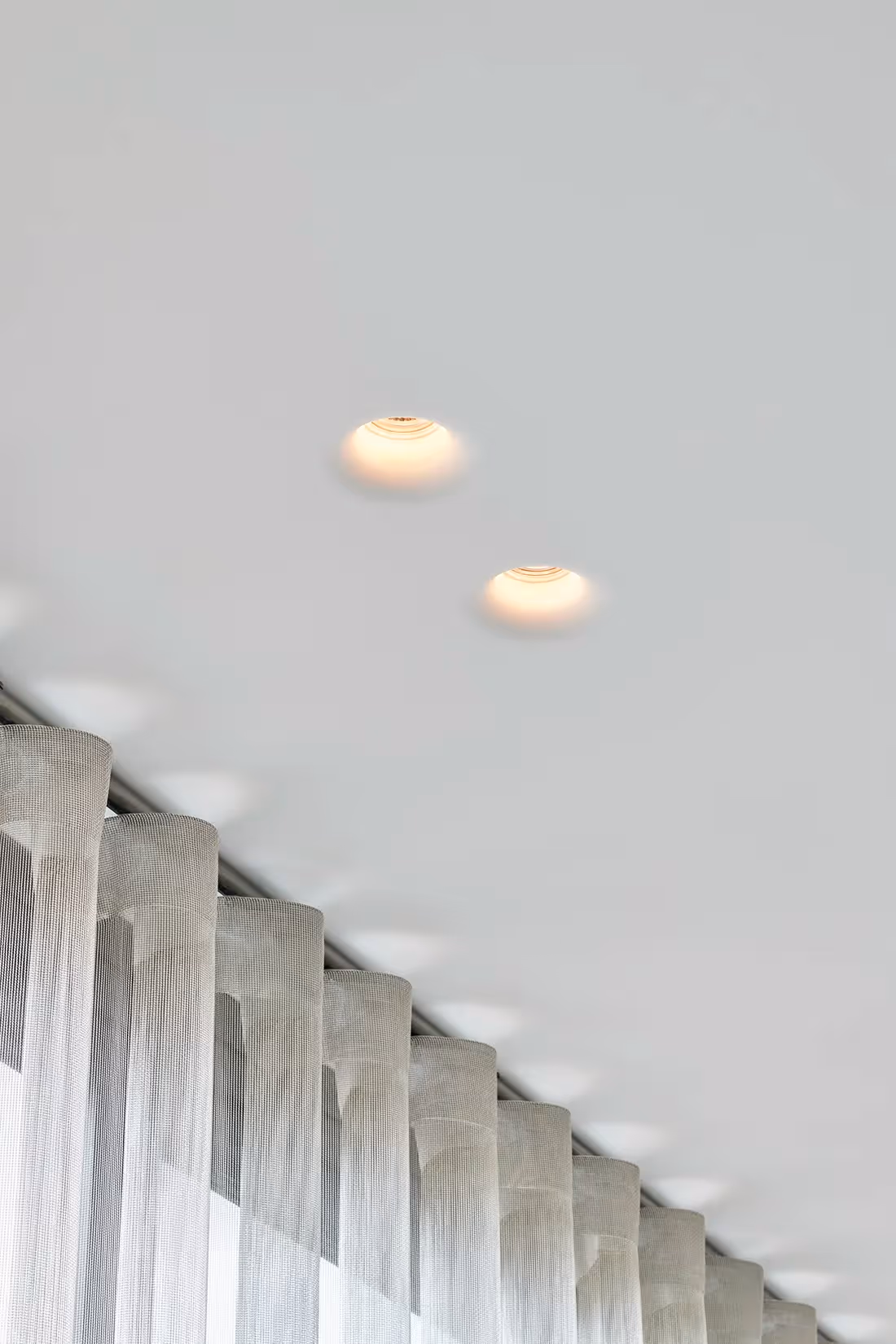 Conische geheel verzonken plafondspot ingeschakeld.