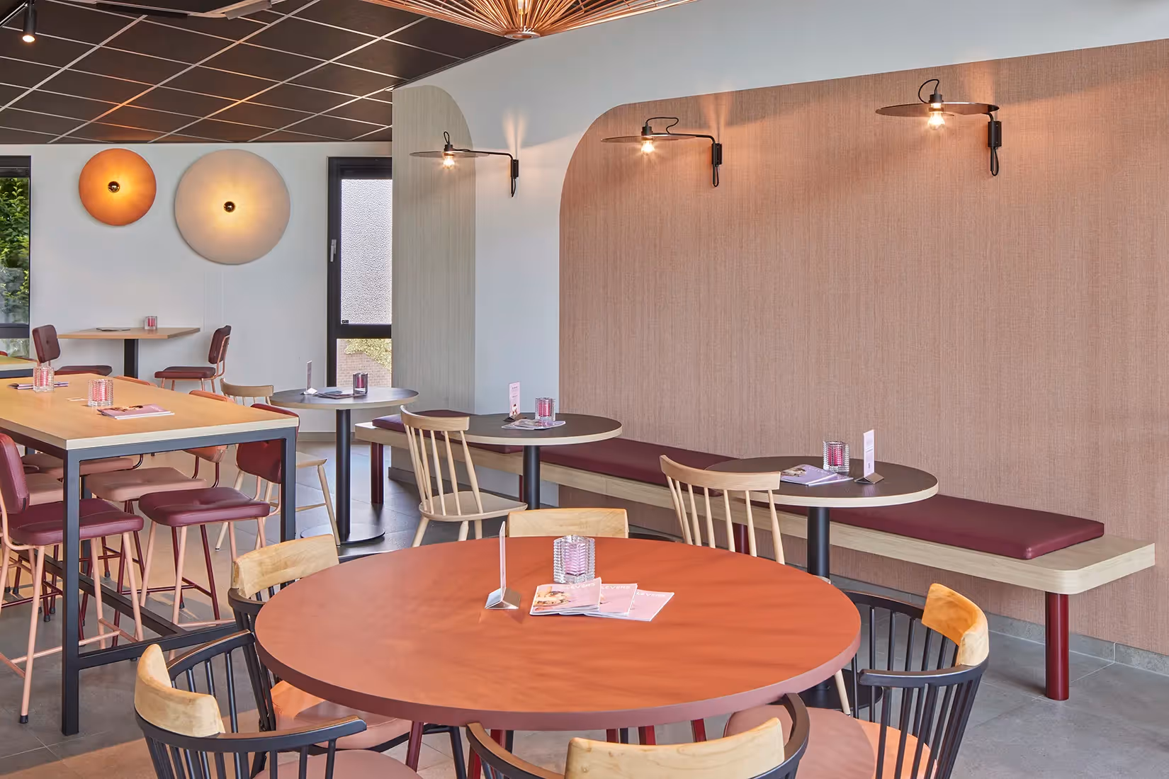 Sfeervolle wandverlichting in een ijssalon.