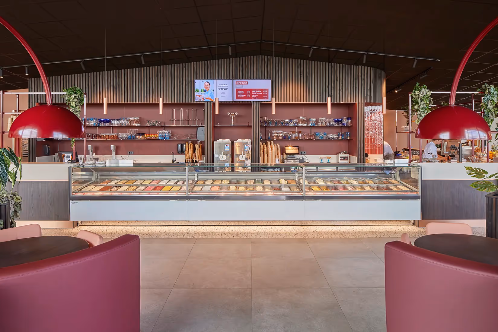 Toonbank met verlichting in ijssalon.