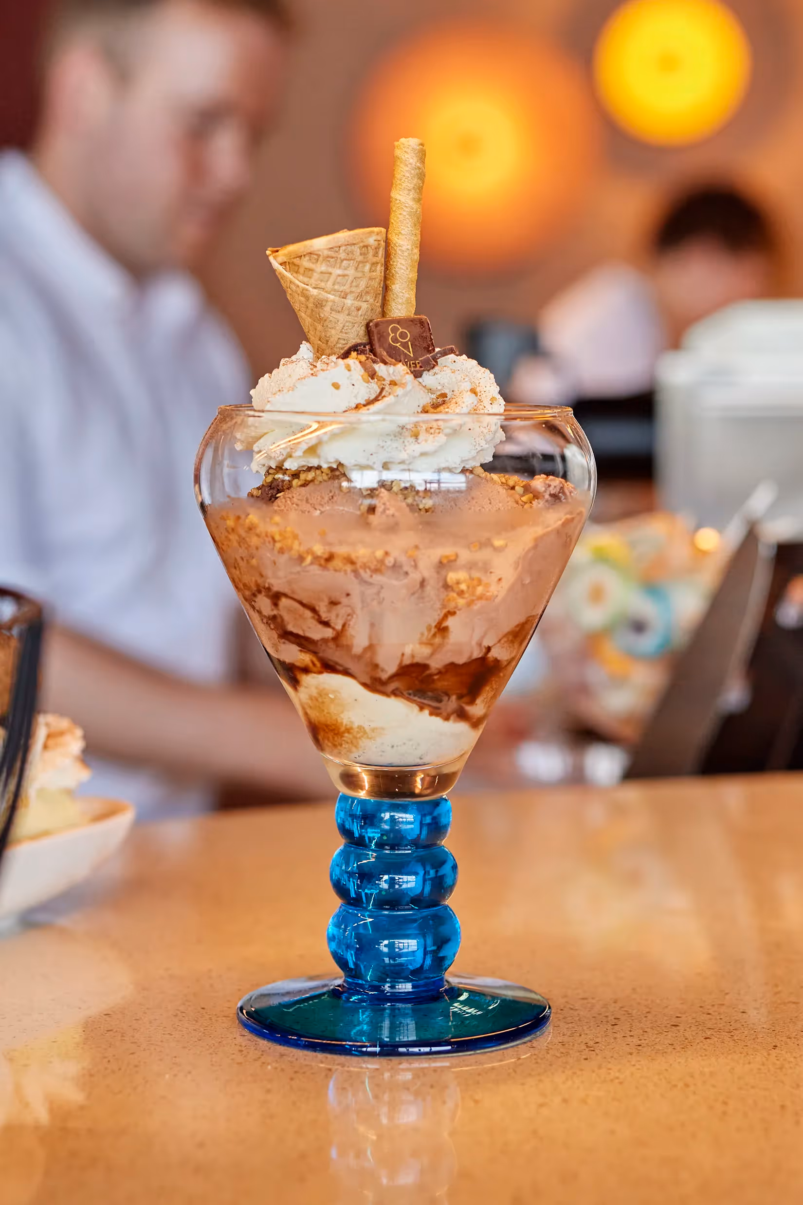 IJscoupe in een sfeervol verlichte ijssalon.