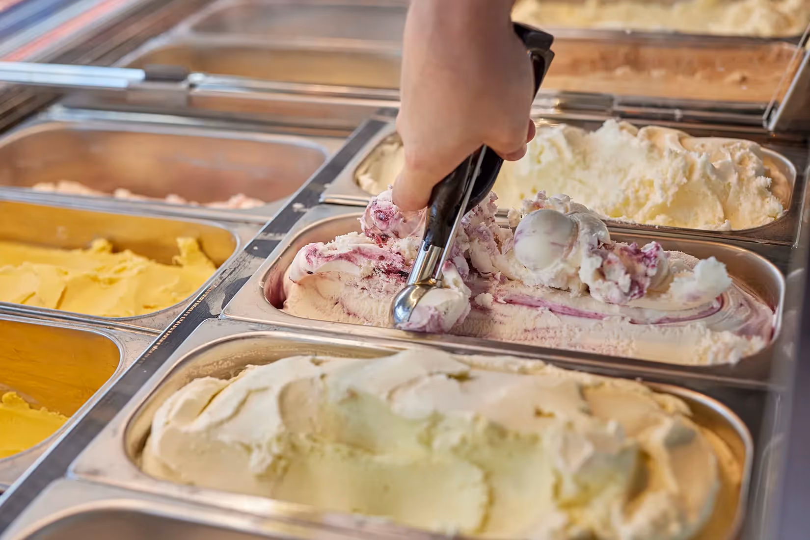 IJs scheppen in ijssalon Clevers, door INlicht van verlichting voorzien.