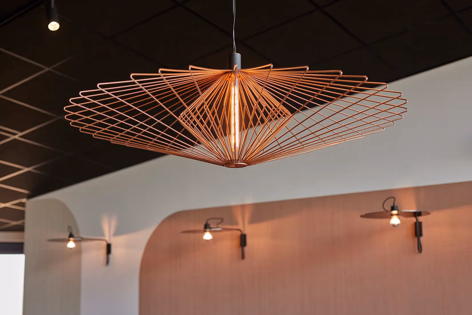 Opengewerkt rondvormig hangarmatuur.