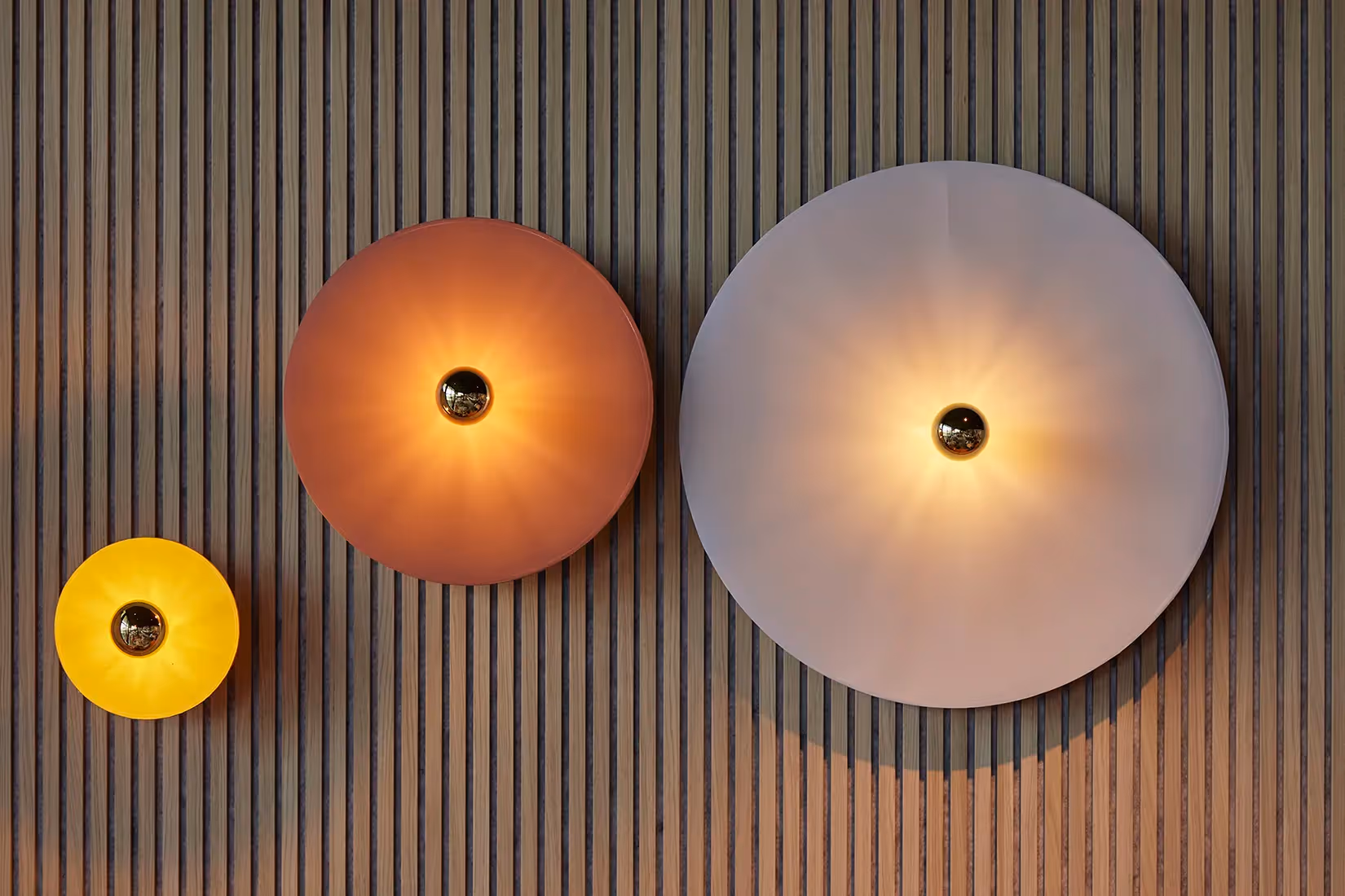 Gegroepeerde ronde wandarmaturen met warm lichtbeeld.