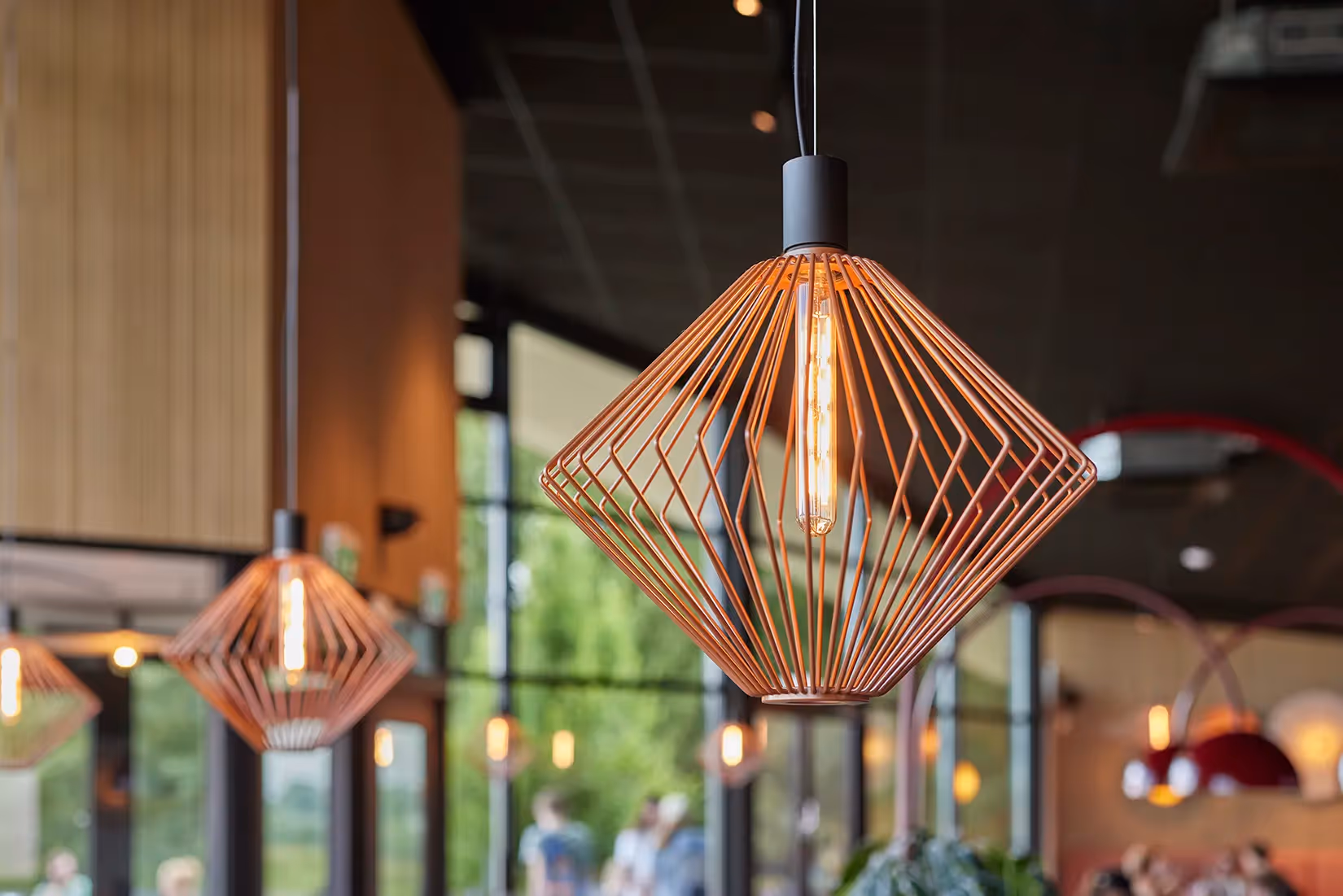 Opengewerkt diamantvormig hangarmatuur.