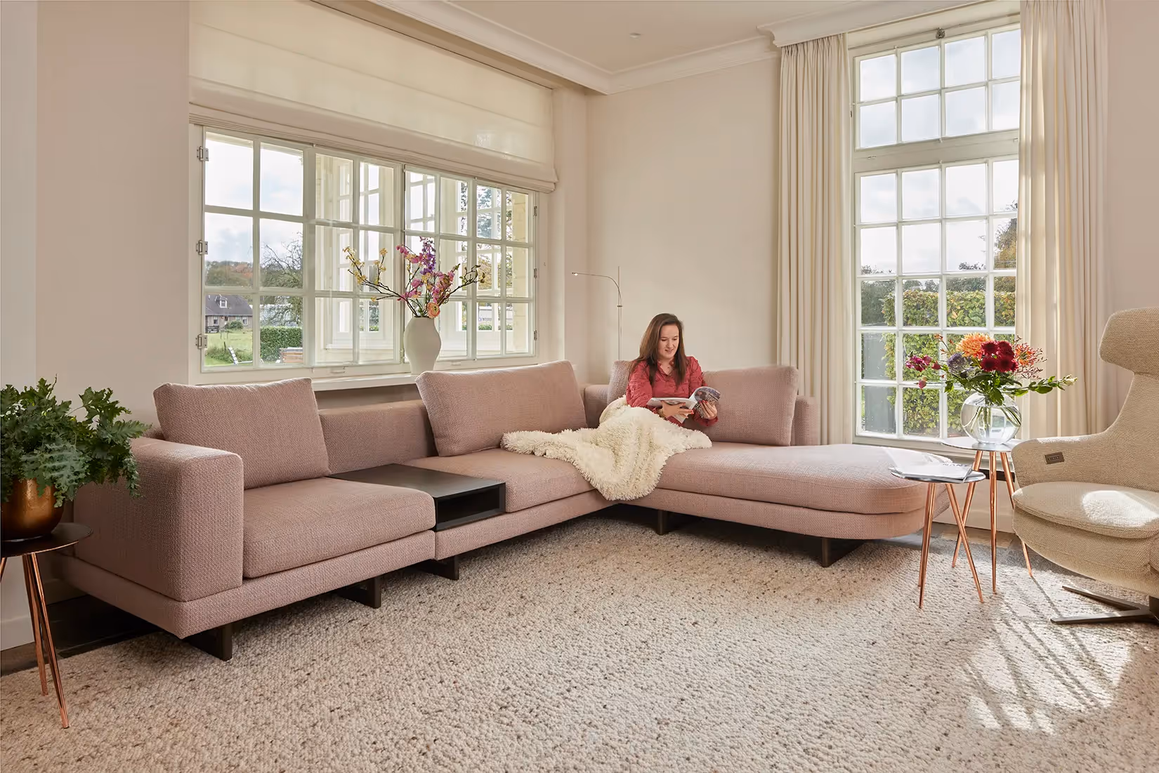 Living met basisverichting en leeslamp.