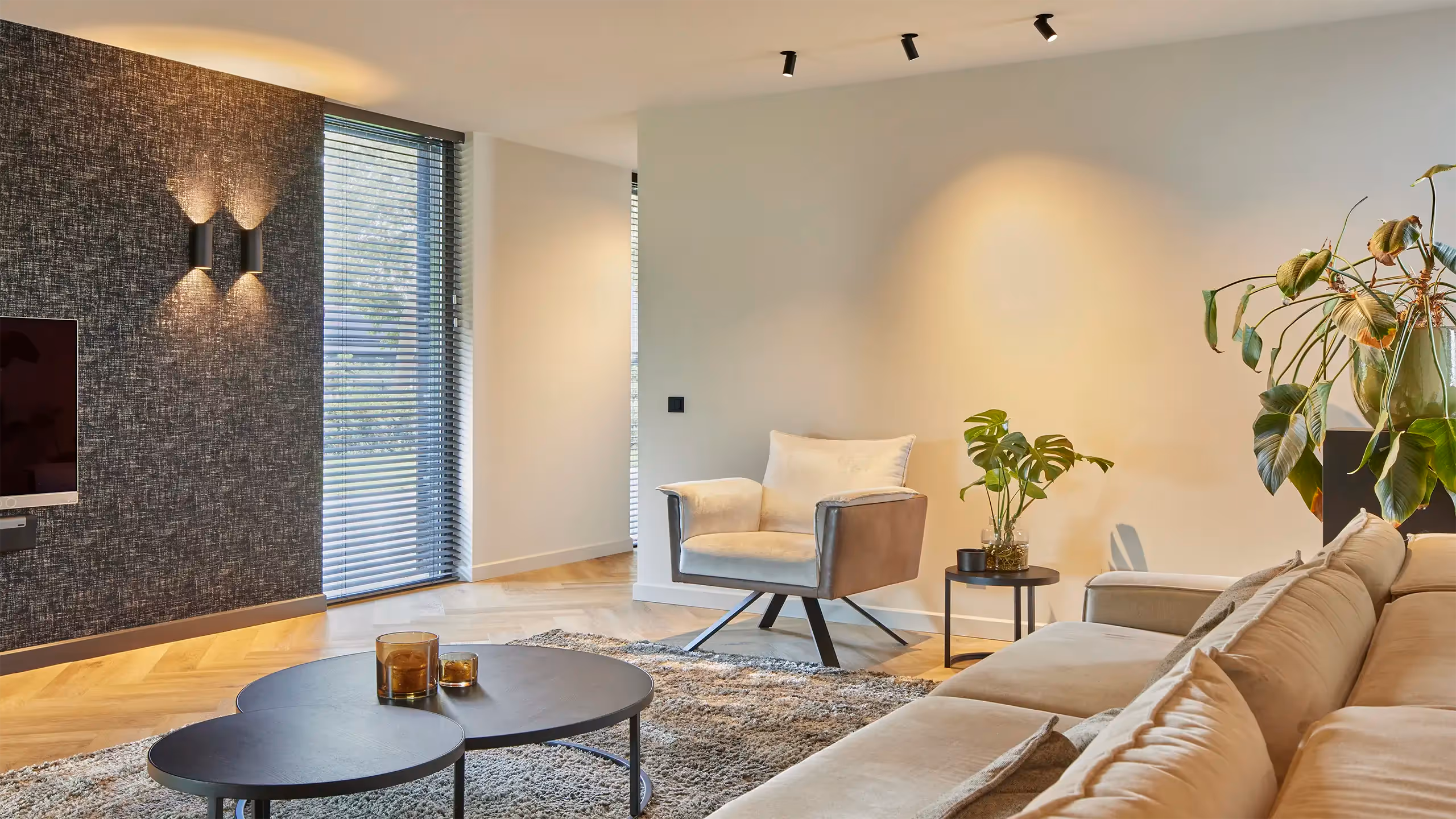 Spel van licht en schaduw door richtspots voor een sfeervolle ambiance.