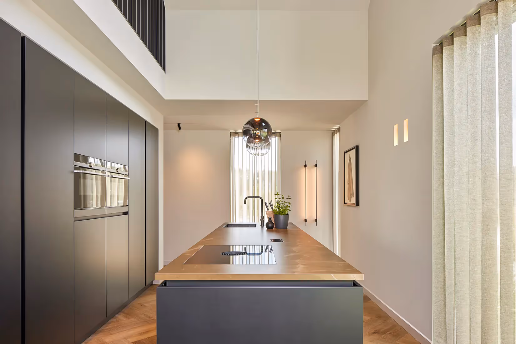 Sfeervol verlichte keuken met richtspots, verzonken inbouwlampen en moderne opbouwarmaturen.