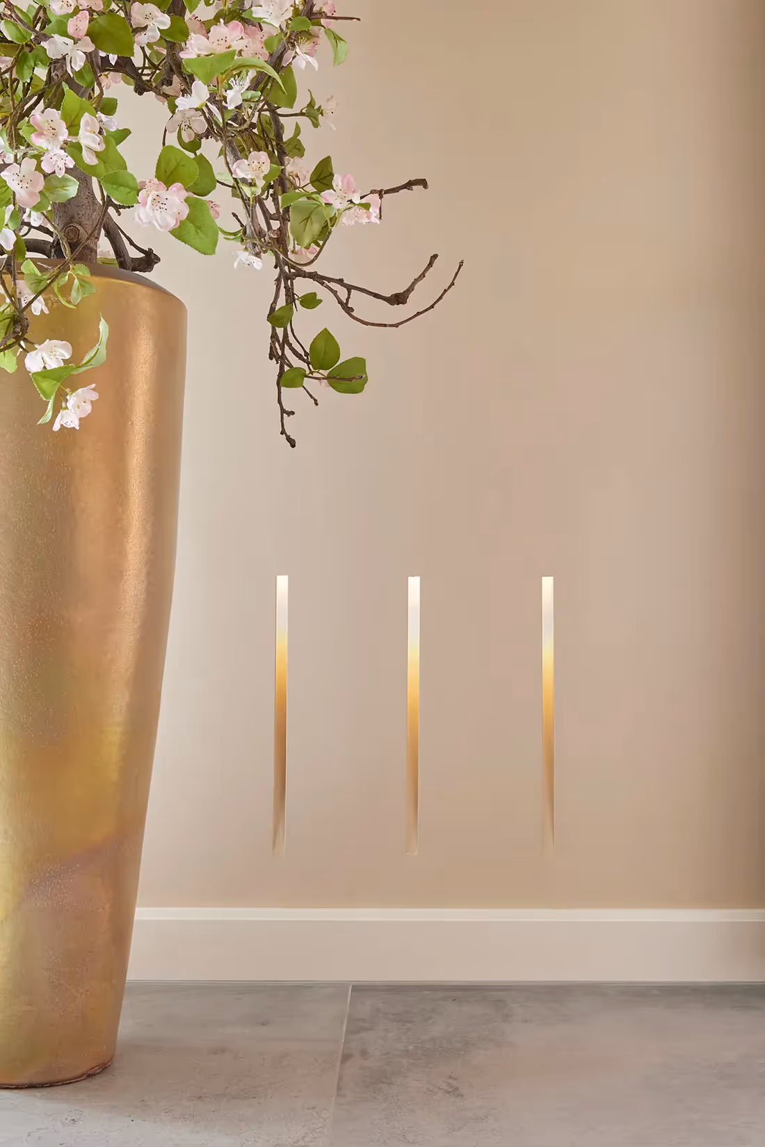 Elegante wandverlichting, volledig verzonden in het stucwerk, met indirect en sfeerverhogend lichtbeeld.