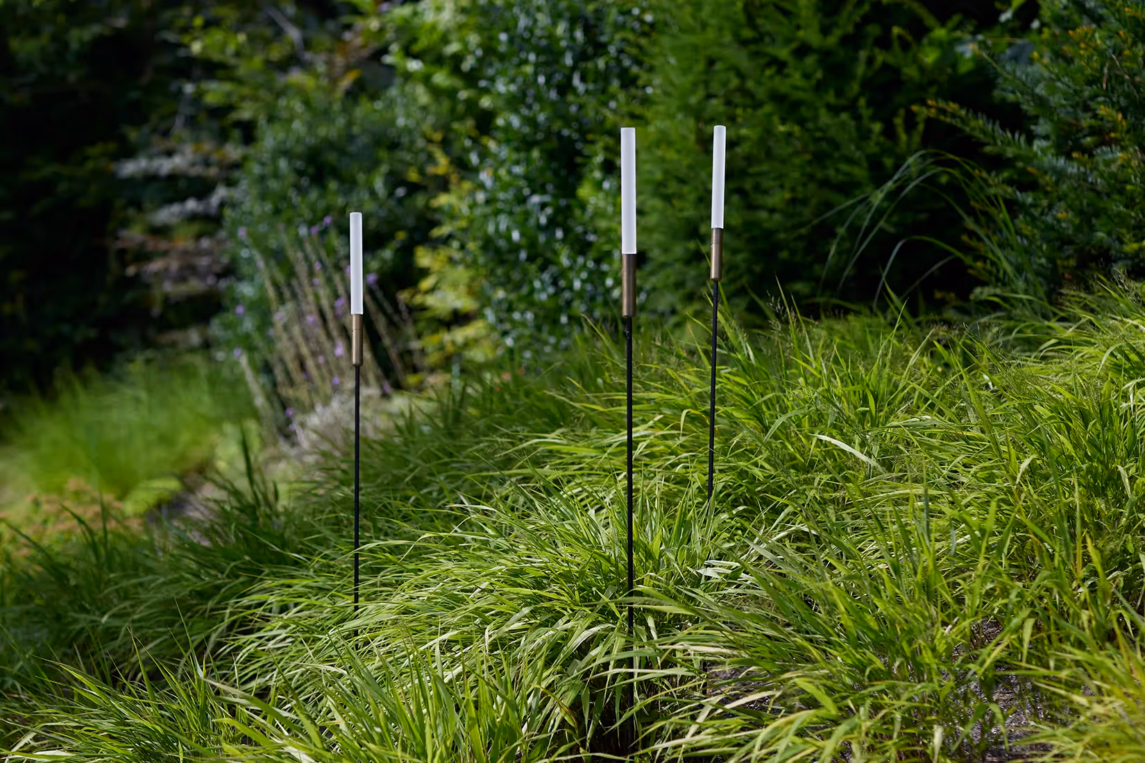 Elegante buitenarmaturen op lange en slanke grondvoet.