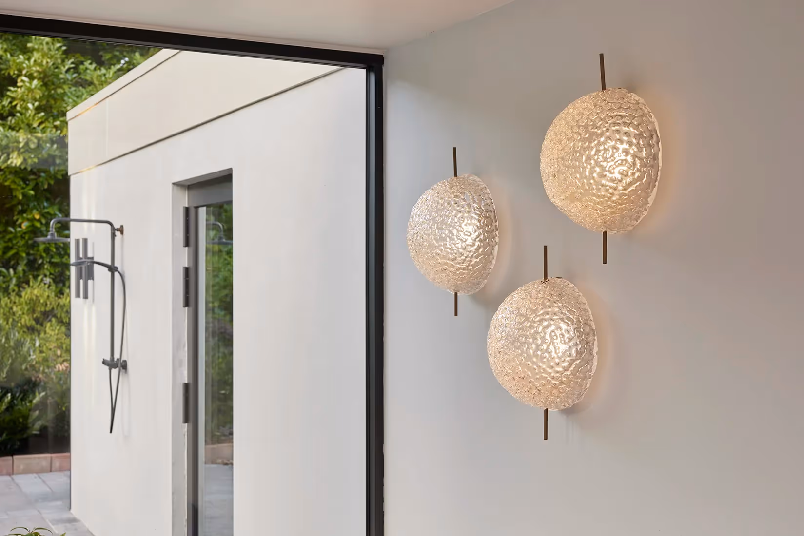 Artistiek glazen wandarmatuur, met de hand gemodelleerd tot een unieke vorm.