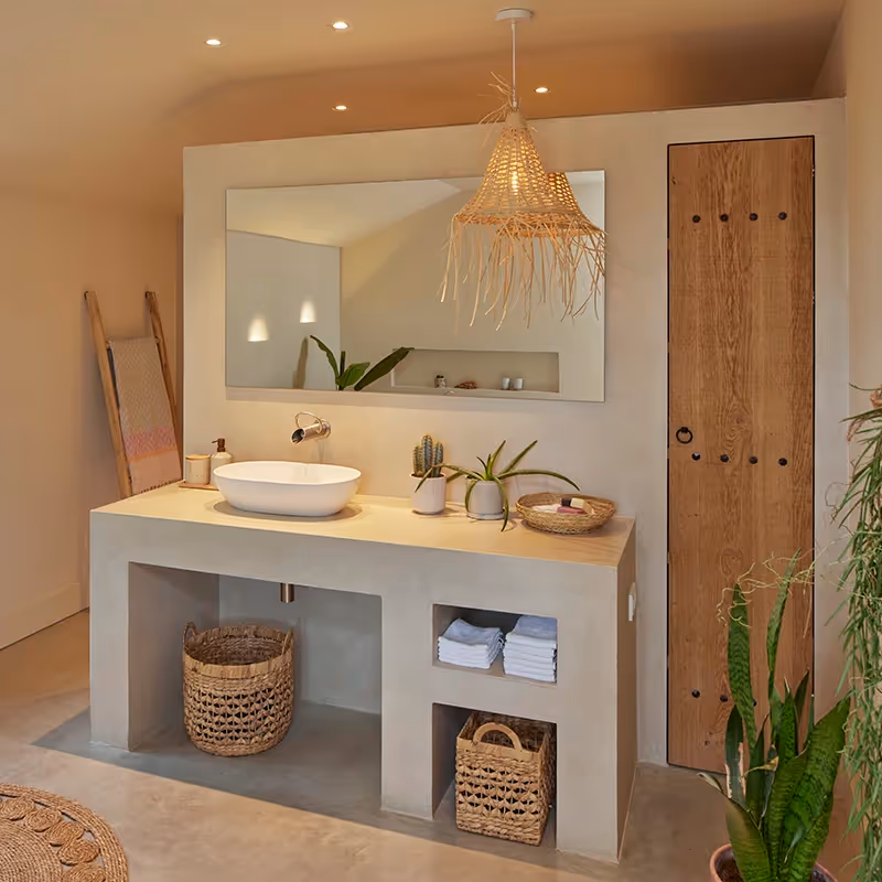 Badkamer met subtiele basisverlichting en natuurlijke hanglamp.