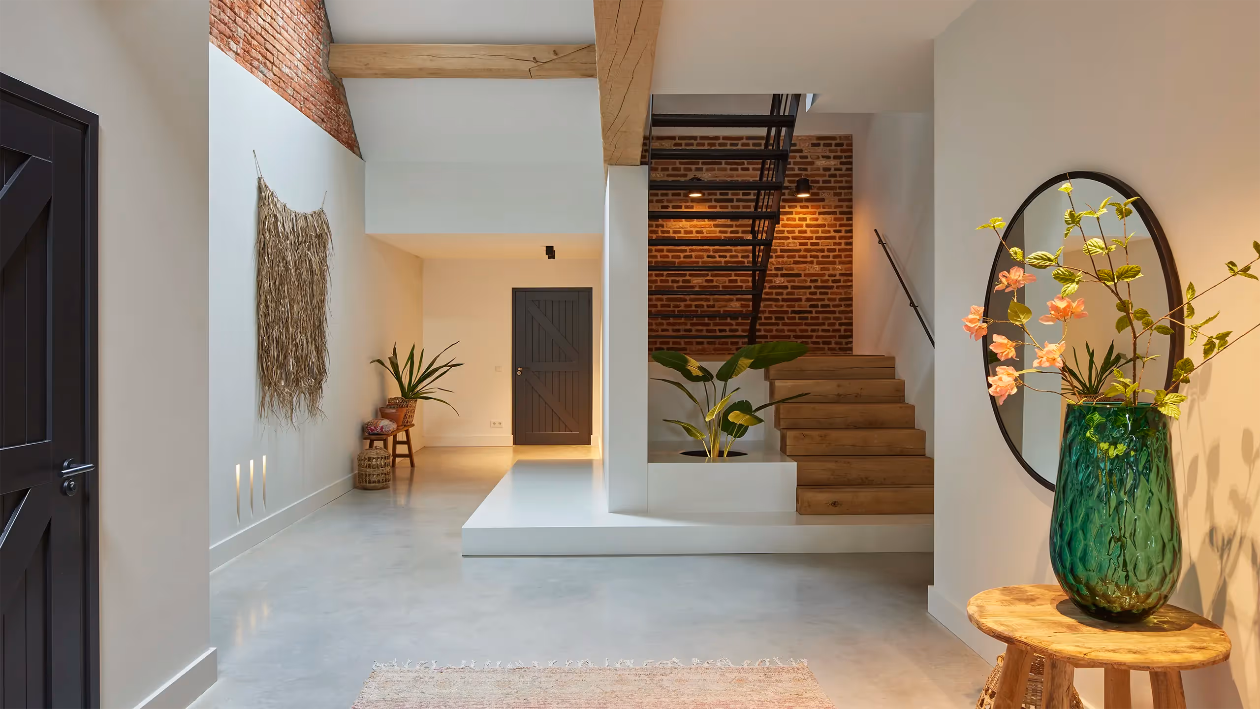 Entree met plafondspots en wandspots voor gerichte verlichting en sfeerverlichting.