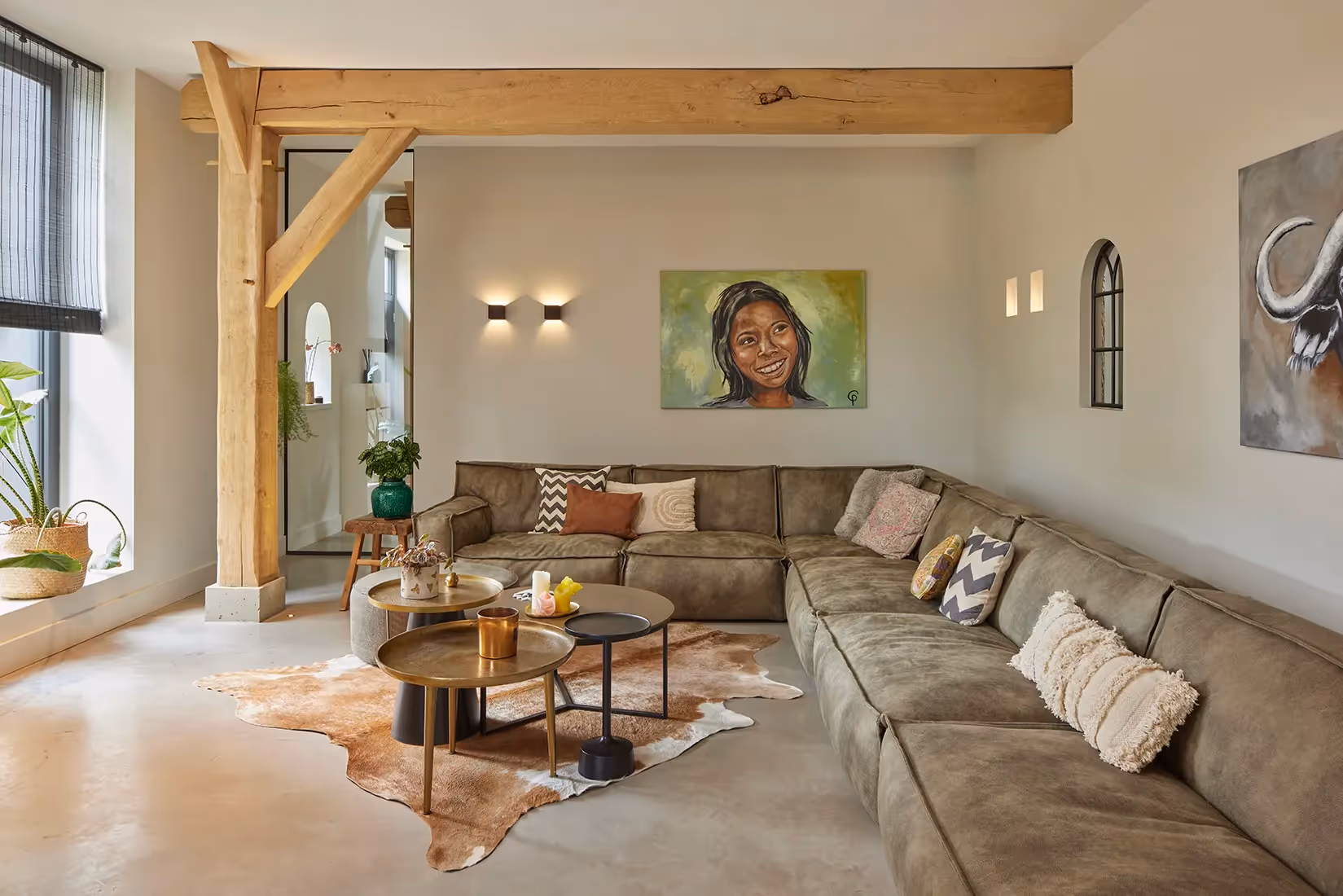 Woonkamer met sfeervolle wandverlichting.