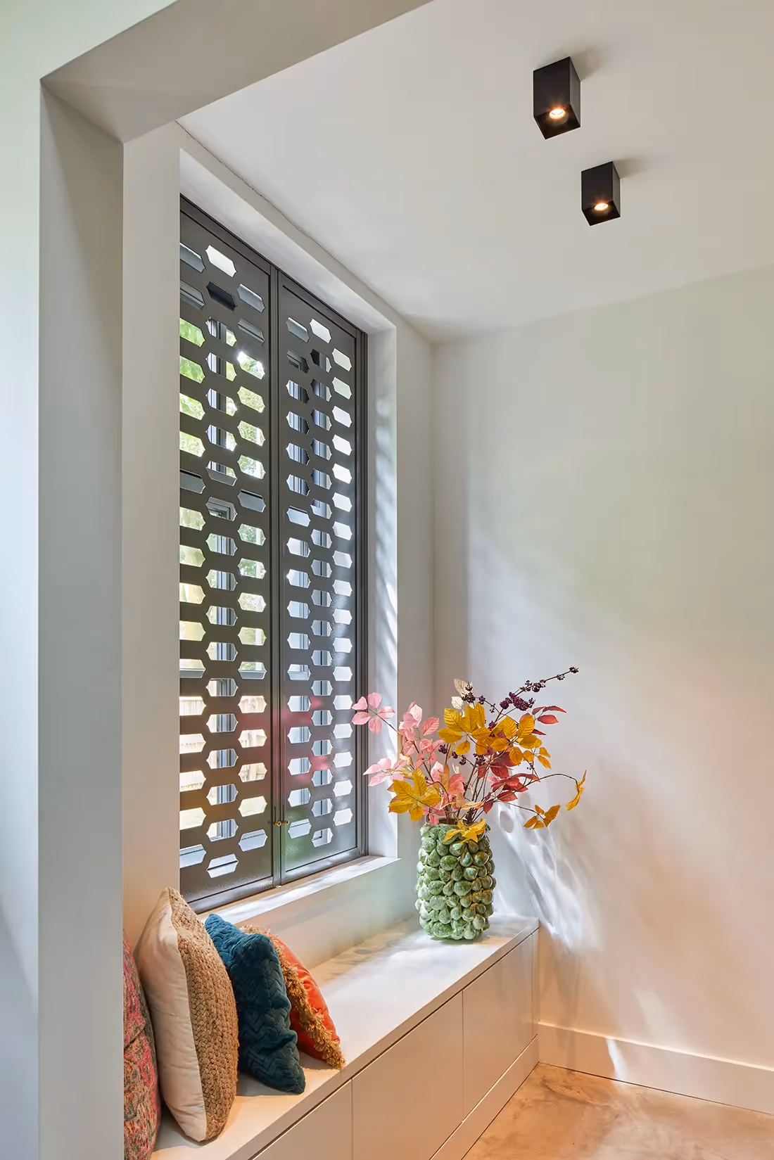 Zitnis met plafondverlichting.