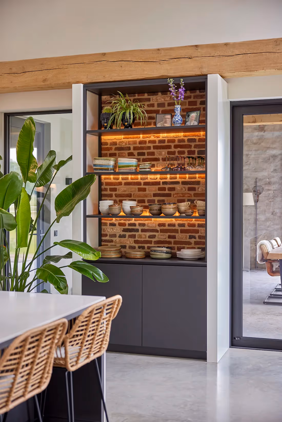 keukenkast met nisverlichting.