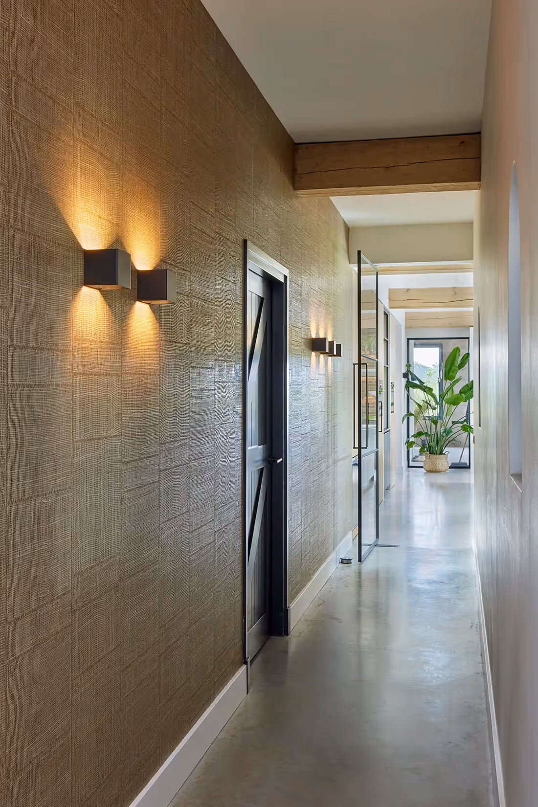 Gang met aan weerszijden van de deur geplaatste opbouwarmaturen.