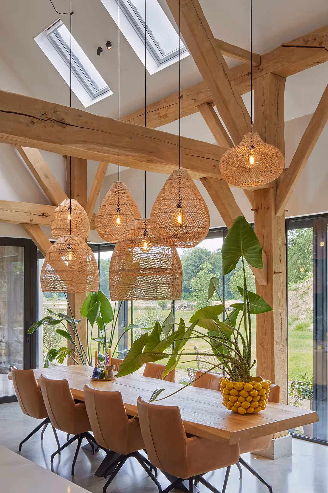 Opengewerkte eettafelverlichting.